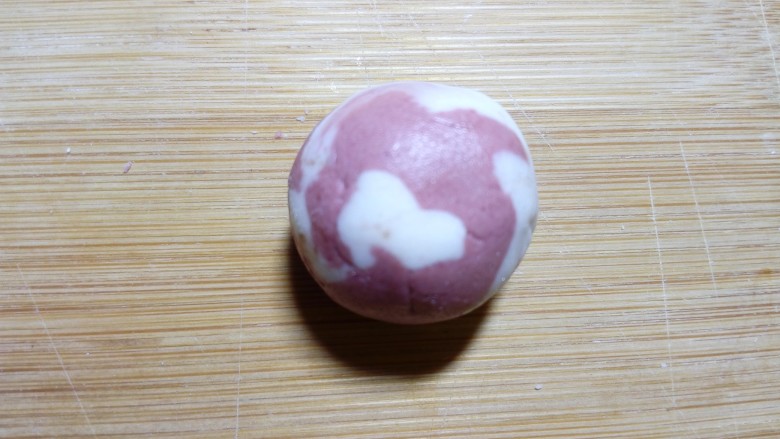 #欢度元宵#雨花石汤圆,面团放手上,用虎口位置把面皮往上推,把馅包好后搓圆。