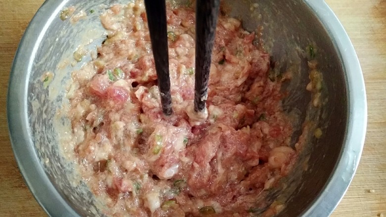 蛋满灌,用筷子顺时针搅拌均匀，搅上劲，做成肉馅备用。