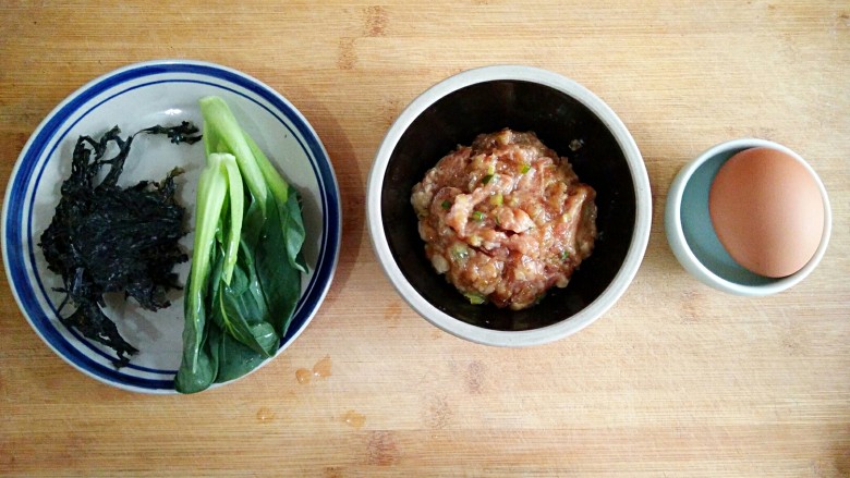 蛋满灌,<a style='color:red;display:inline-block;' href='/shicai/ 115'>油菜</a>和鸡蛋洗净备用。