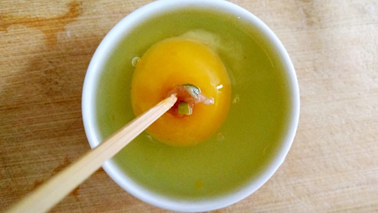 蛋满灌,夹调好的肉馅一点一点从小洞中塞进去。