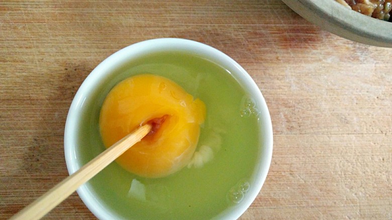 蛋满灌,反复多次，直到把蛋黄中塞满肉馅为止。