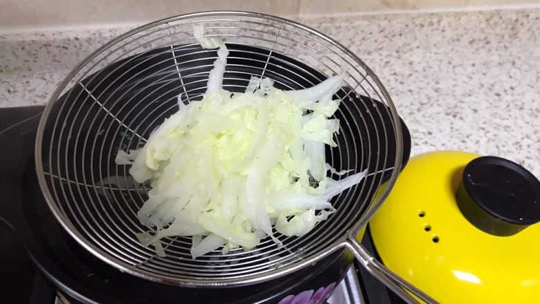 凉拌西红柿白菜,约1分钟捞出沥干水分
