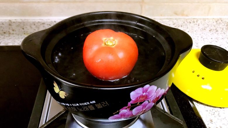 凉拌西红柿白菜,放入番茄烫一下