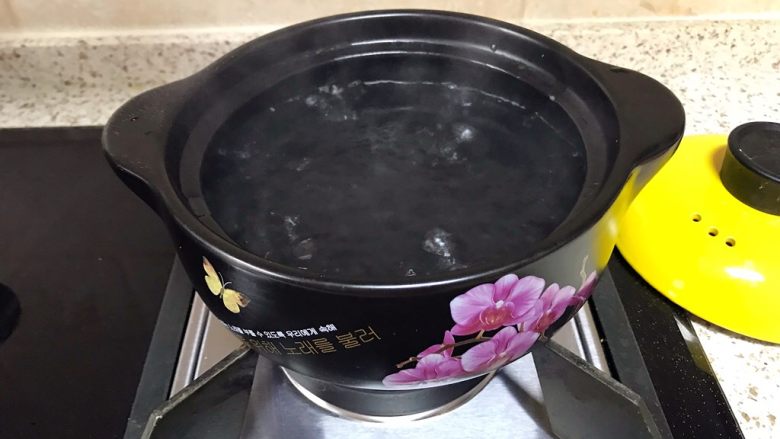 凉拌西红柿白菜,锅里放入适量水,烧开