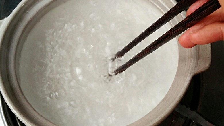 蛋满灌,锅中水（<a style='color:red;display:inline-block;' href='/shicai/ 845'>高汤</a>）煮开后转小火，用筷子顺一个方向快速搅拌出一个漩涡。