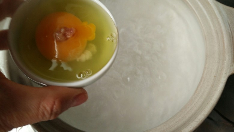 蛋满灌,迅速把蛋磕进漩涡里，不要搅拌，搅拌的话就会成蛋花汤啦。这样是为了鸡蛋的外形更加好看。