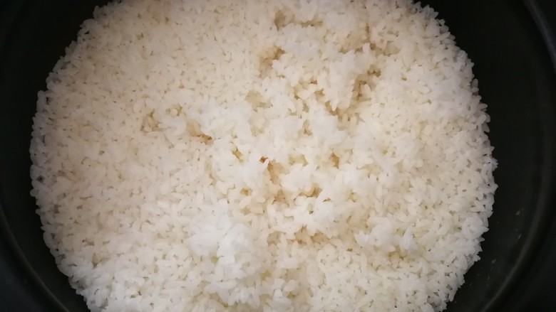 什锦盖浇拌饭(一劳永逸版),蒸熟的大<a style='color:red;display:inline-block;' href='/shicai/ 507'>米饭</a>先备好。