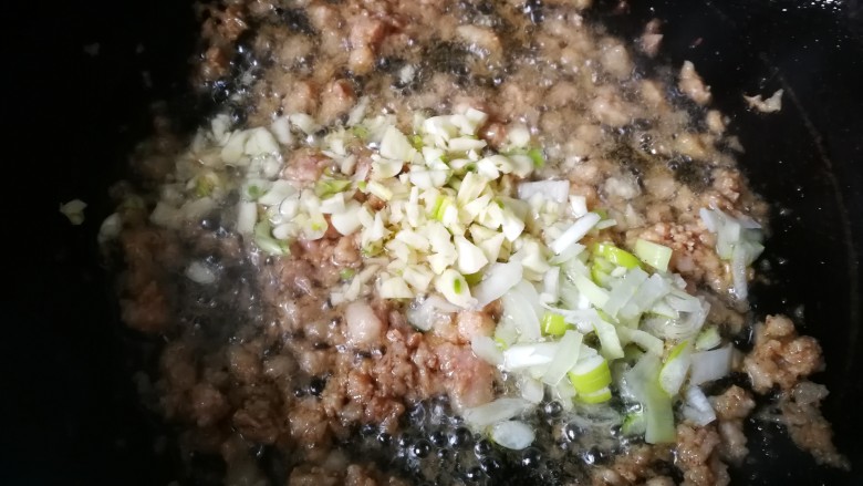 什锦盖浇拌饭(一劳永逸版),热油锅,下入肉沫翻炒几秒下入葱末蒜末。