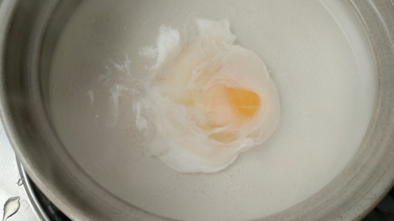 蛋满灌,小火慢慢加热。