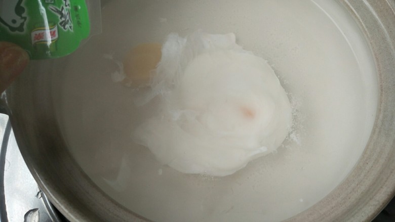 蛋满灌,没有高汤的可以用一块浓汤宝加入水中，煮化。