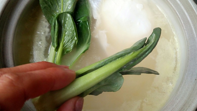 蛋满灌,待鸡蛋煮熟后加入油菜，加盖关火，油菜在汤中烫1-2分钟即可。