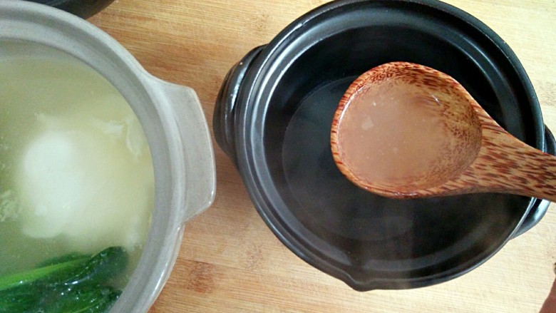 蛋满灌,另取一容器先加入适量汤。