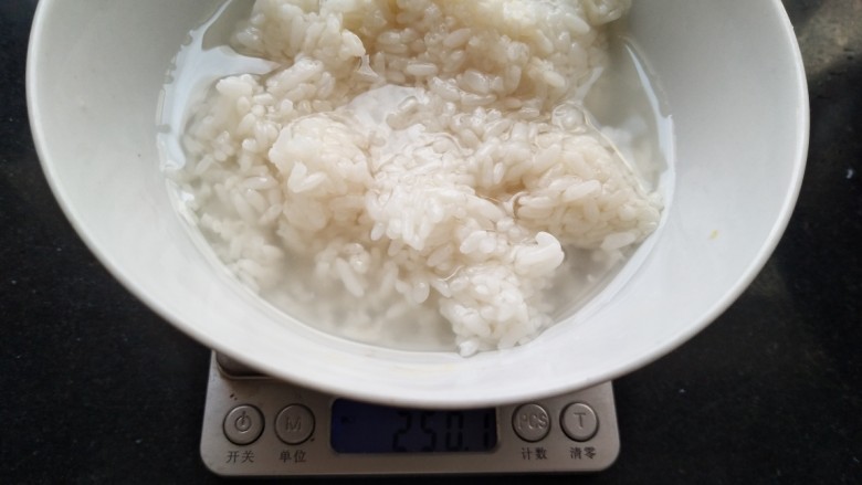 酒酿发酵馒头,豆沙包,<a style='color:red;display:inline-block;' href='/shicai/ 4813'>酒酿</a>称重。
