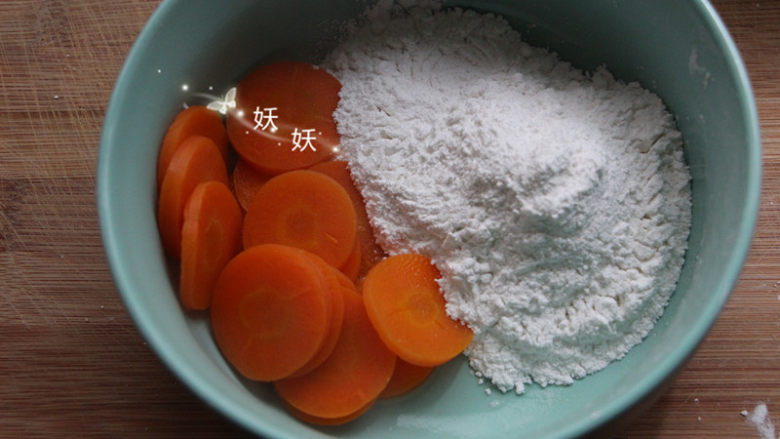 果蔬小汤圆,蒸熟的胡萝卜里加入适量的糯米粉，也揉成均匀的面团，胡萝卜蒸透了以后不需要打成泥，直接揉就可以。