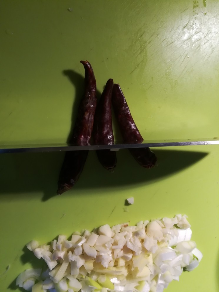 北京传统经典小吃-老北京麻豆腐,辣椒段洗净,用刀切碎。
