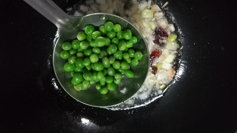北京传统经典小吃-老北京麻豆腐,放入煮好的青豆,煸炒一下。