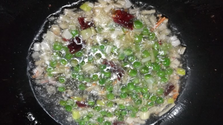 北京传统经典小吃-老北京麻豆腐,炒出香味,转中小火。