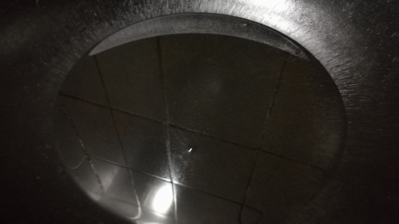 北京传统经典小吃-老北京麻豆腐,放入植物油或者羊油,现在北京餐馆里放植物油比较多。