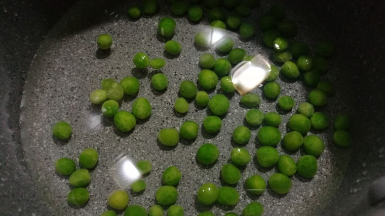 北京传统经典小吃-老北京麻豆腐,青豆放水里煮一下,出锅泡冷水。
