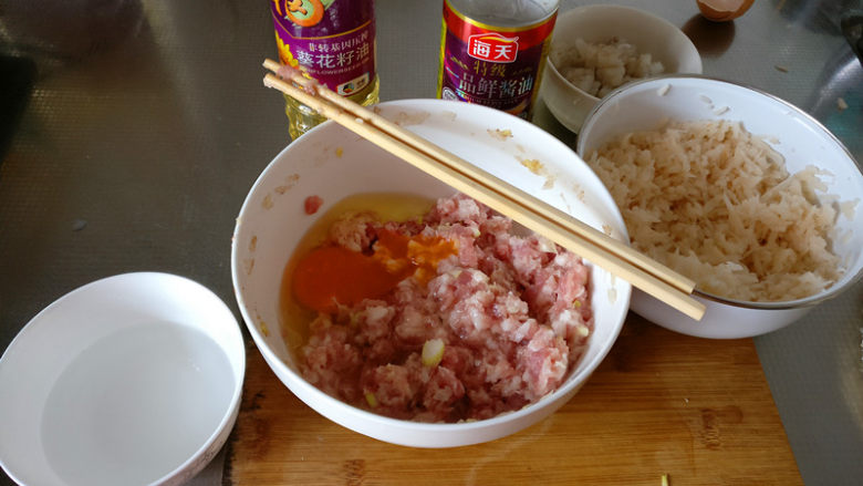 元宵节——团圆虾仁藕饼,肉馅中加入适量的花椒粉和水,用筷子朝着一个方向活匀,使肉馅上劲,然后依次加入适量的熟油,鸡蛋,食盐,料酒,和适量的耗油,再活匀。