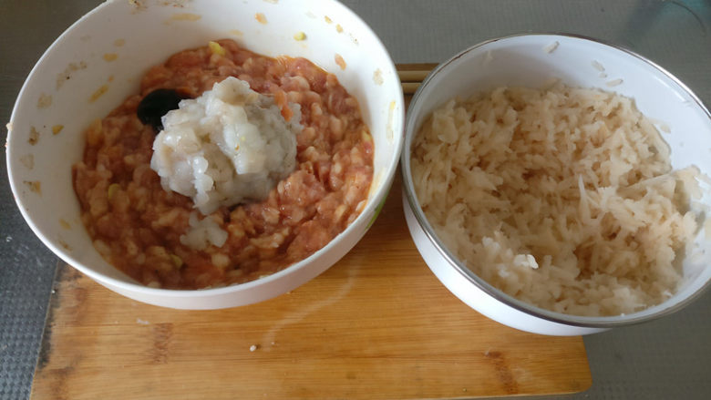 元宵节——团圆虾仁藕饼,肉馅活匀后,再将虾段加入活匀。