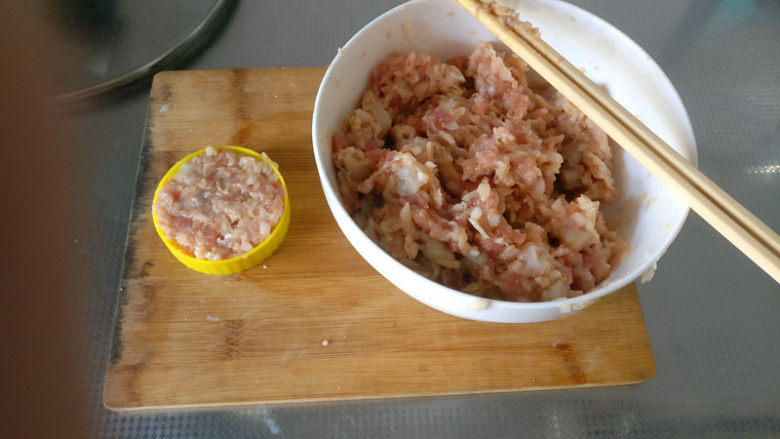 元宵节——团圆虾仁藕饼,将搅拌好的馅料放入模型中,我用的是麻酱的盖子,蒸好是一个圆圆的肉饼,预示着阖家团圆。