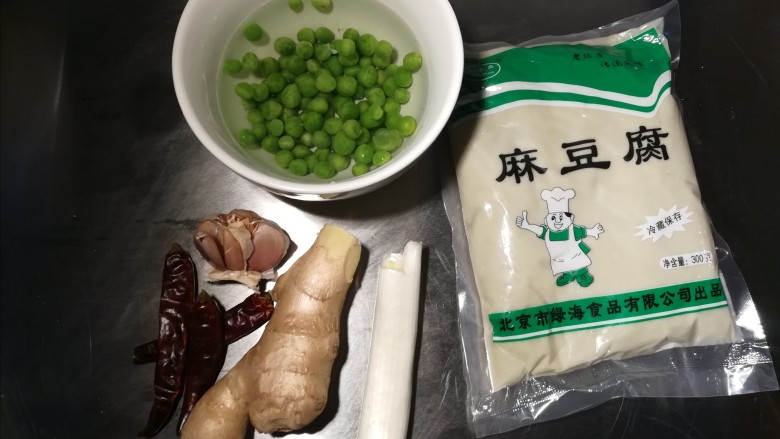 北京传统经典小吃-老北京麻豆腐,把所需材料准备好,<a style='color:red;display:inline-block;' href='/shicai/ 5363'>麻豆腐</a>北京的超市都有卖,没有卖的地方可以去万能的某宝淘哦!
