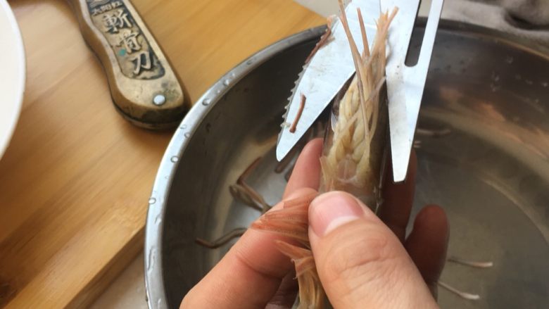茄汁大虾,剪去头部虾须~