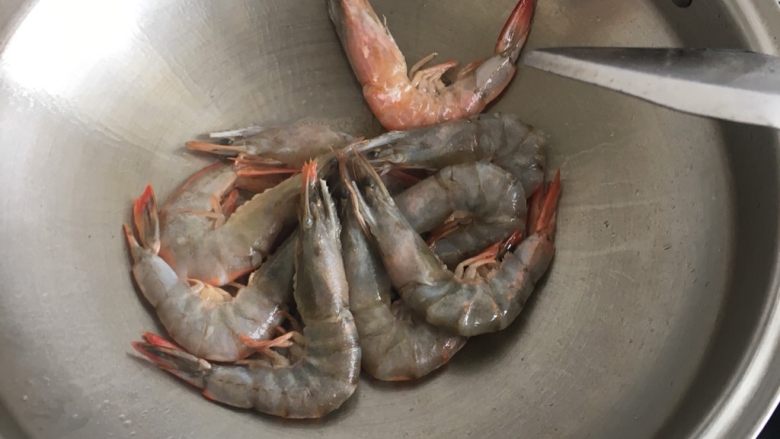 茄汁大虾,热锅冷油倒入鲜虾~