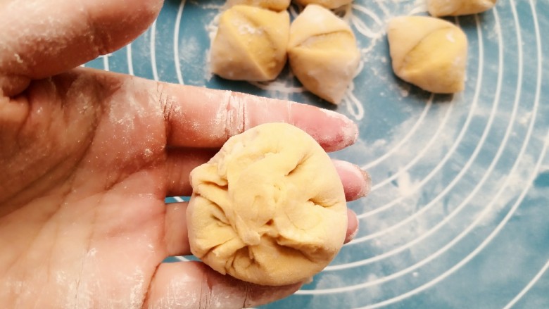 酒酿发酵馒头,豆沙包,一直捏到口封紧。