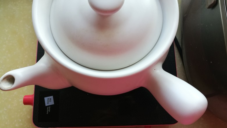 热夹湿感冒
对症覆杯即愈,将药茶加入在瓦罐中,再加入两碗水,浸泡十分钟,大火烧开,改小火熬制半小时