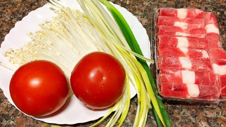 酸汤肥牛(番茄浓汤版),准备材料如图。