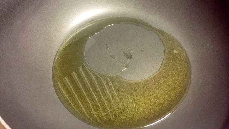 酸汤肥牛(番茄浓汤版),热锅倒油烧至八成热。