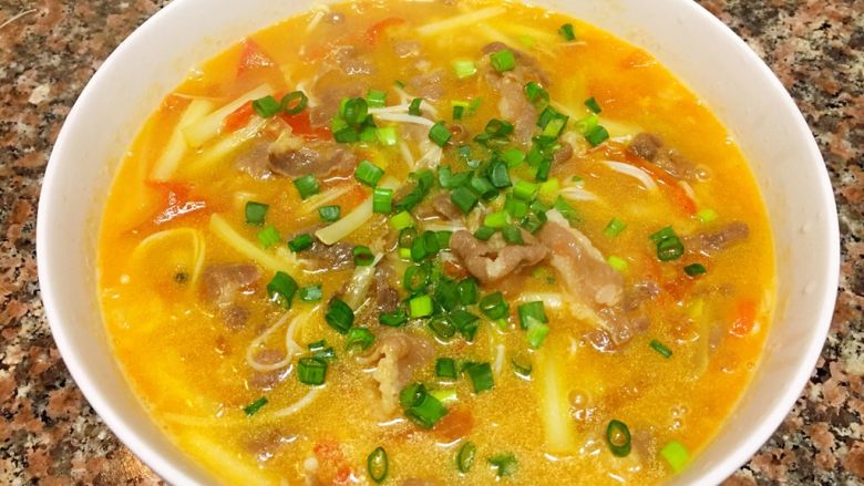 酸汤肥牛(番茄浓汤版),盛入碗中加入葱花即可食用啦!