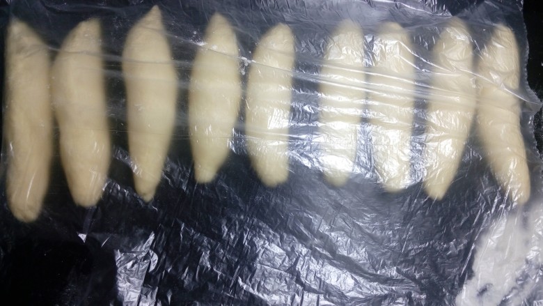 炼奶辫子面包,可能一次不能把面团搓到需要的长度,几根轮换着搓。