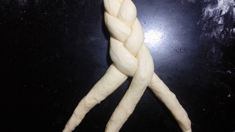 炼奶辫子面包,然后翻面,继续刚才的编法。