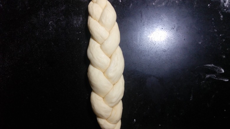 炼奶辫子面包, 编完后,头部捏紧。