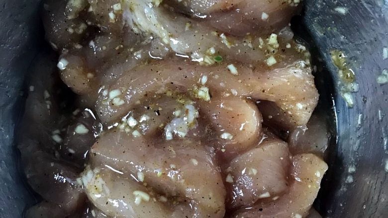 桥头排骨炸肉条,加入肉条中搅拌均匀,腌制8小时以上