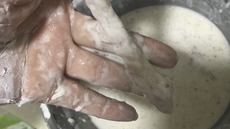 桥头排骨炸肉条,搅拌至每一个肉条都均匀的裹上淀粉,放入油锅中炸