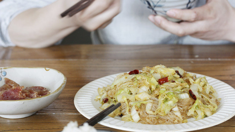 超快手的包菜炒粉丝,由于这道菜非常快手，所以一个人做饭加拍照的情况下拍不了太详细啦，但是整道菜做法特别简单，味道绝对好哦～