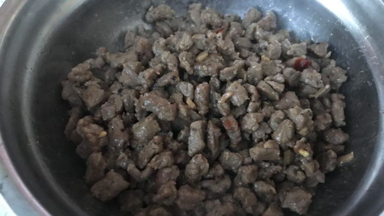 小炒黄牛肉,然后牛肉丁出锅备用