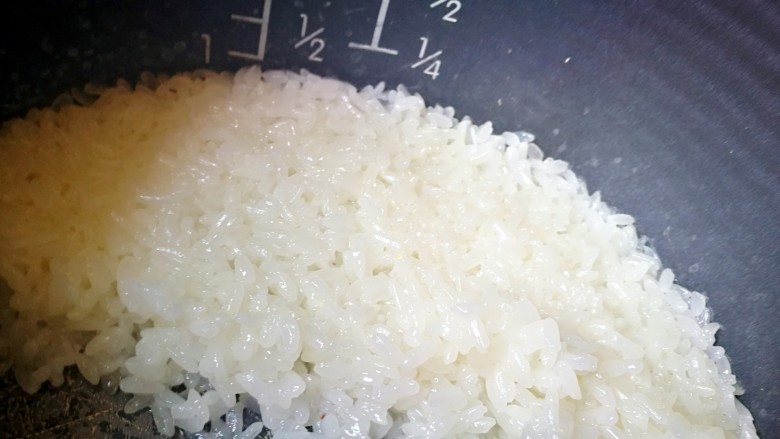 传统甜品~糯米切糕,倒入电饭锅中蒸熟