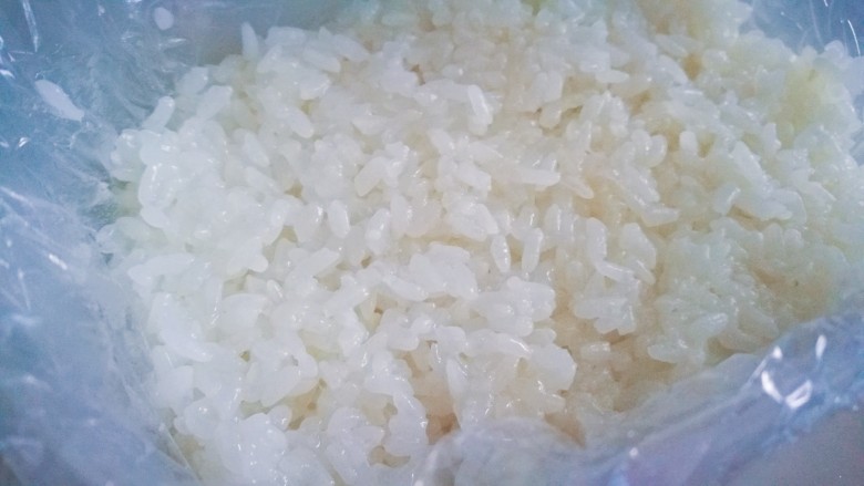 传统甜品~糯米切糕,保鲜盒铺上保鲜膜 盛入一层糯米铺平