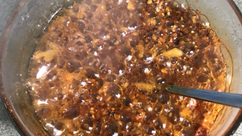 爽口豌豆凉粉,锅中放多一点油烧热后浇在碗中 ,边倒边搅拌