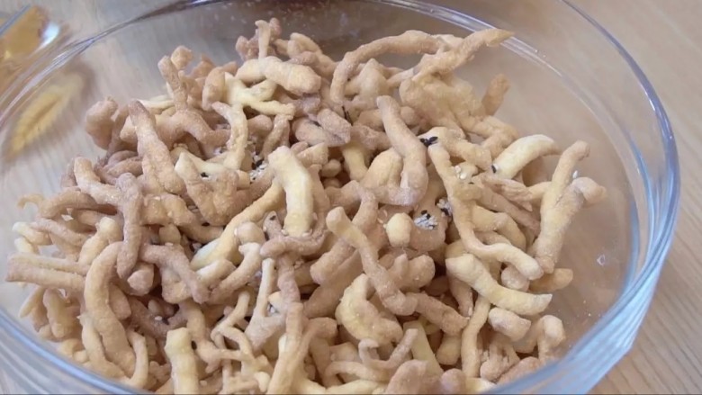 沙琪玛,炸好的面条里倒入芝麻,备用