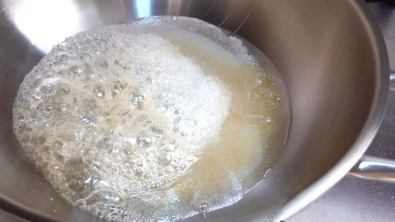 沙琪玛,加热沸腾之前不要搅拌,否则糖会结晶出沙,等糖浆全部沸腾后,就可以搅拌了