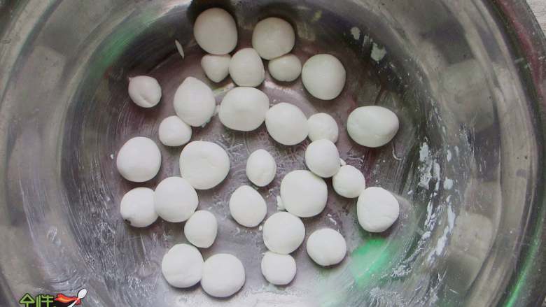 酒酿圆子,再搓成一个个小圆子,大小随意