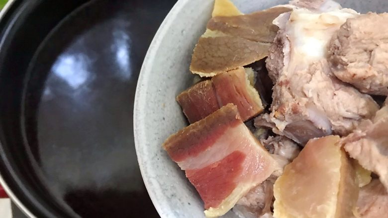 升级版腌笃鲜~不一样的杭帮菜,洗干净锅子,重新煮一锅水,水量约为锅体的三分之二,待水煮开后下排骨和咸肉