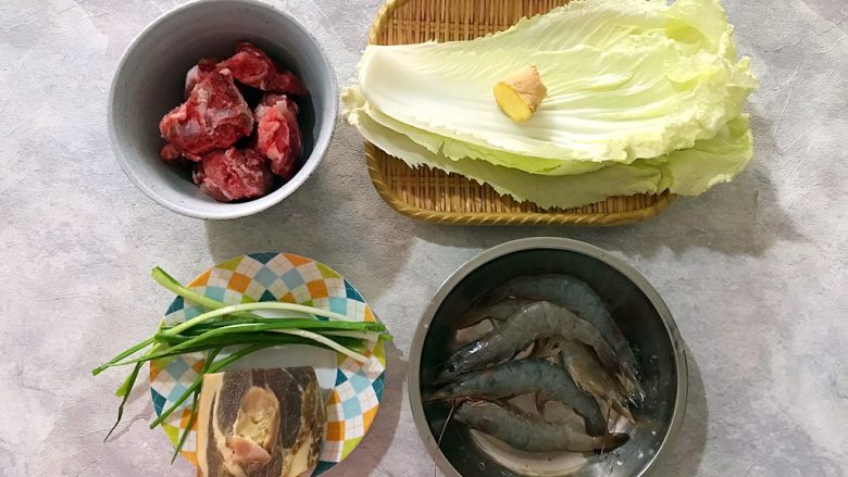 升级版腌笃鲜~不一样的杭帮菜,首先我们准备好所有食材