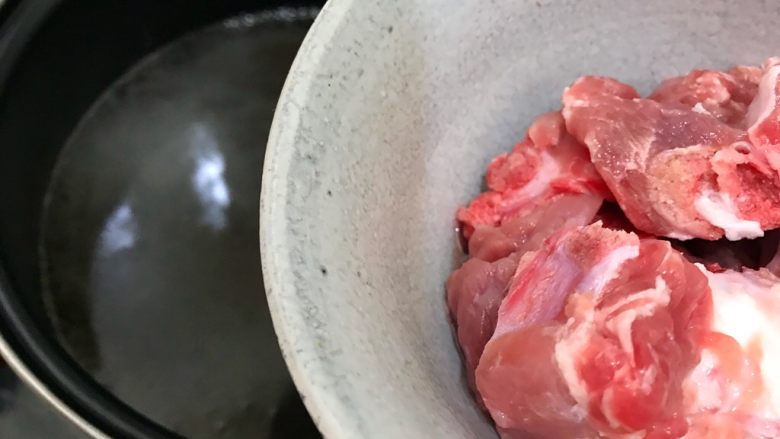 升级版腌笃鲜~不一样的杭帮菜,待水煮开后下排骨